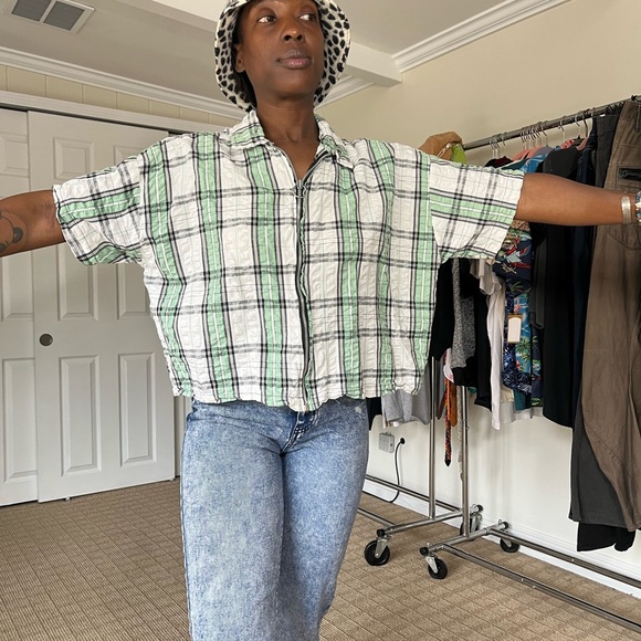 Vintage boxy blouse.  Fits like M/L.  Has a wrinkly texture. Perfect condition. - Picture 6 of 7